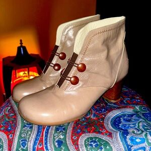 Vintage John Fluevog Grey Ankle Booties With Wood Heel Butterfly Print Soles 9